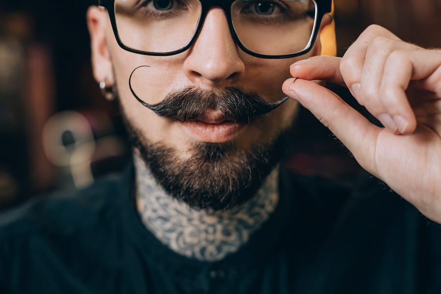 Mustață întoarsă